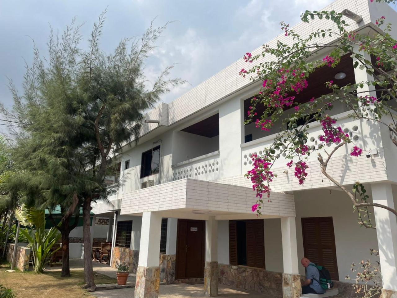 Omanye Lodge Accra Esterno foto